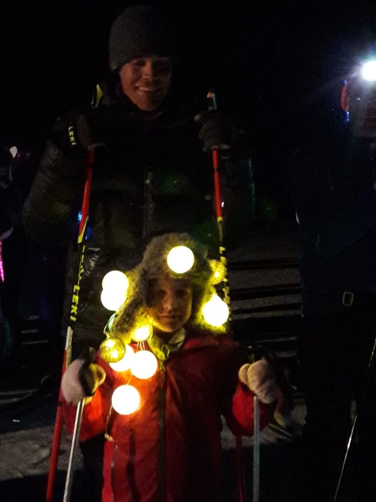 Enfant avec une guirlande qui s'éclaire