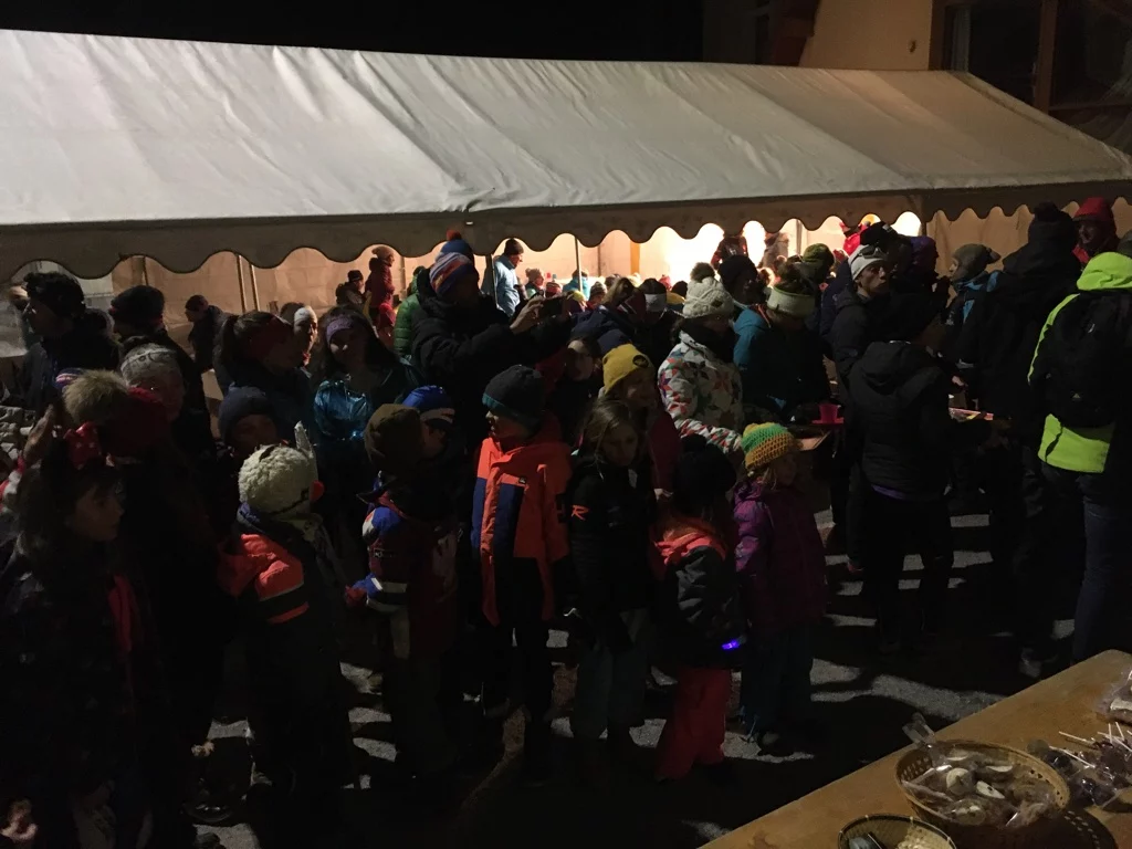 Repas sous tente à Val des Près