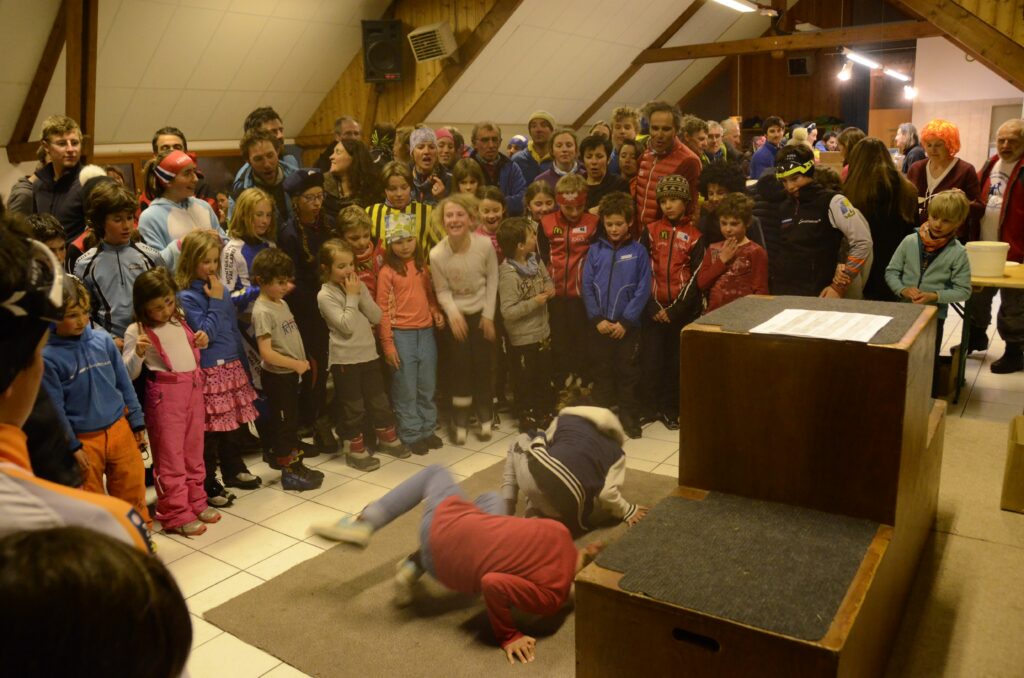 Photo d'un enfant qui danse à Névache